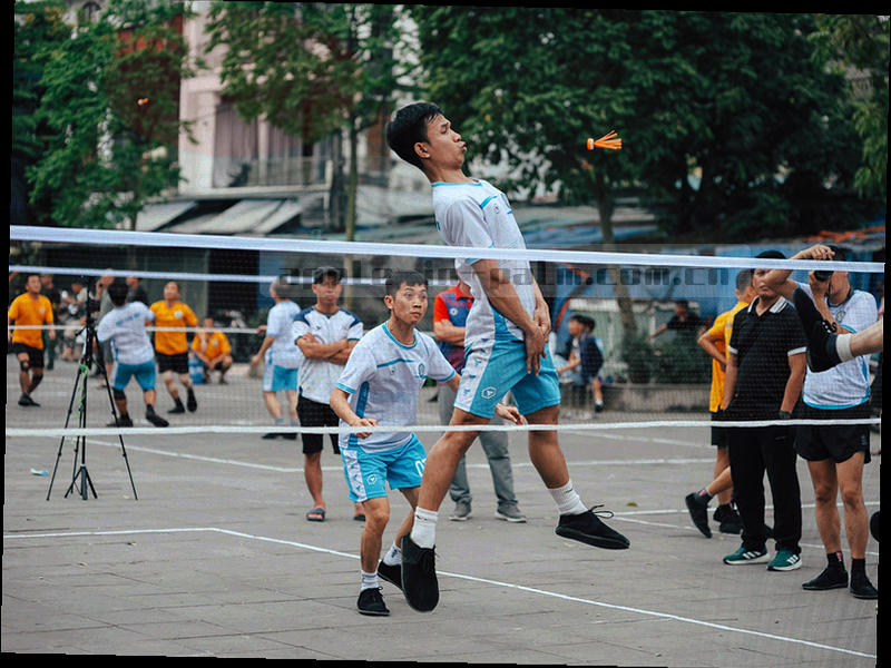 抽象光轨从中心向四周扩散，冷色与暖色光带交错的设备升级示意画面